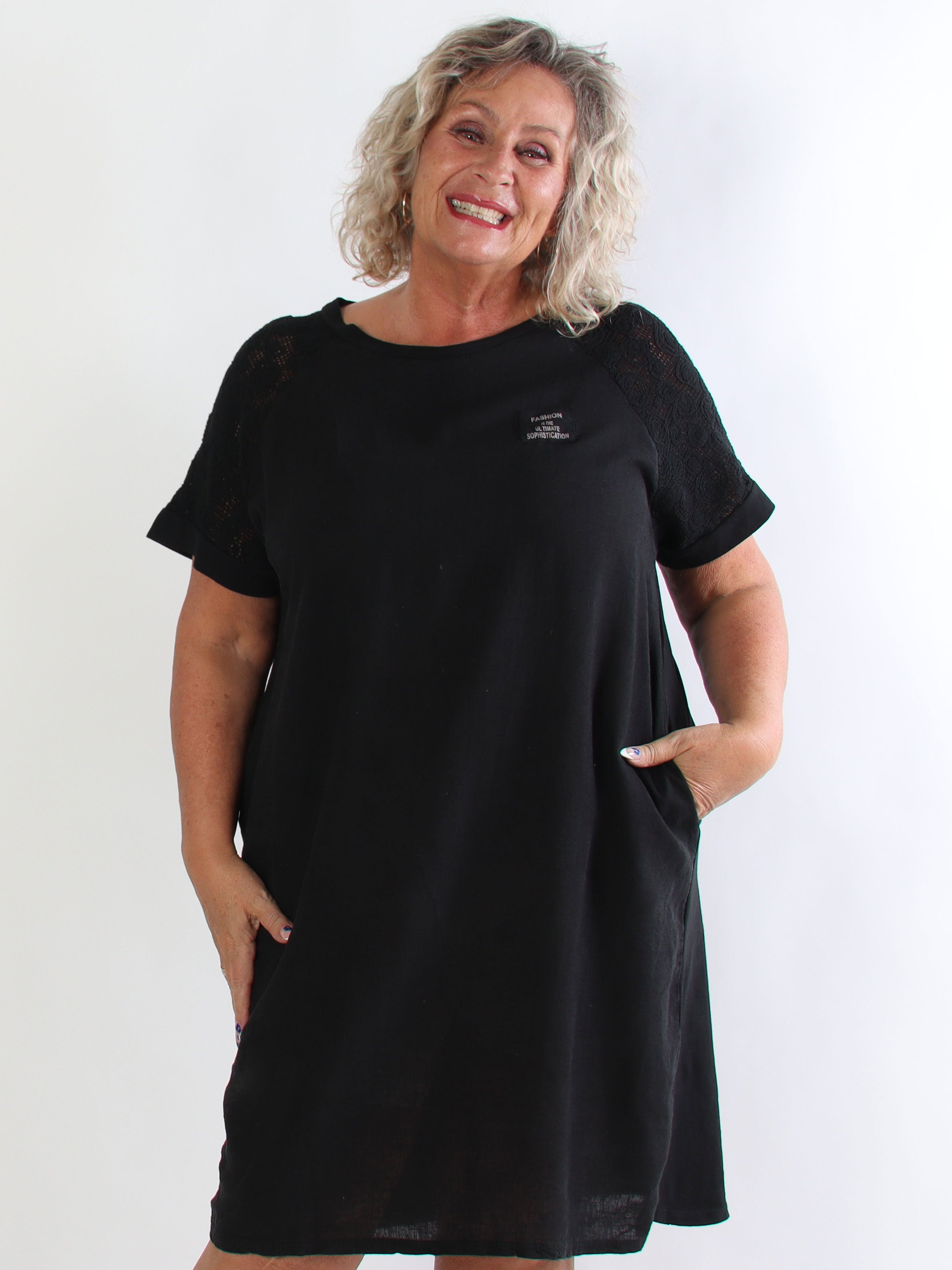 Taima - Plus size kjole i bomuldsblanding med broderet ærmer og lommer